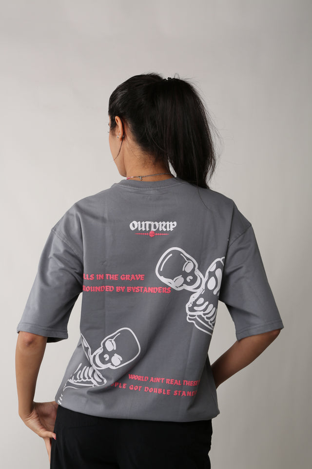 Back view of female model in SKULLS IN THE GRAVE T-shirt – clean design and oversized fit in grey cotton